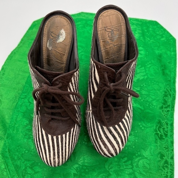 Brown and white stripes with front lace up with heels - Picture 7 of 11